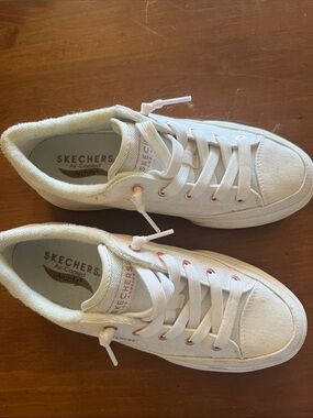 Skechers White Canvas Sneakers with Pink Eyelets